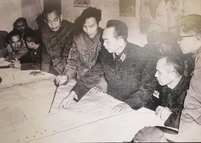 Đại tướng Võ Nguyên Giáp duyệt kế hoạch đánh B-52. Ảnh chụp năm 1972. Ảnh: TTXVN.