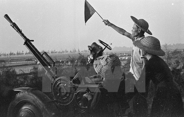 Đội trực chiến của dân quân huyện Từ Liêm, Hà Nội luôn sẵn sàng chiến đấu bảo vệ Thủ đô. Họ đã góp phần bắn rơi nhiều máy bay Mỹ trong trận chiến lịch sử "Điện Biên Phủ trên không". Ảnh: TTXVN.