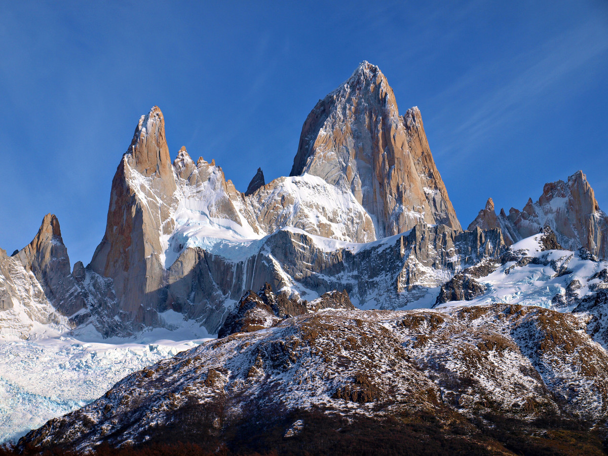 Monte Fitz Roy hay còn gọi ngọn núi hút thuốc có độ cao 3.375m. Ngọn núi hùng vĩ này có nhiều đám mây bao quanh như thể khói thuốc. Nhiều nhiếp ảnh gia, du khách tới Monte Fitz Roy đến đây để chiêm ngưỡng, chụp ảnh những khoảnh khắc kỳ thú tại ngọn núi này.