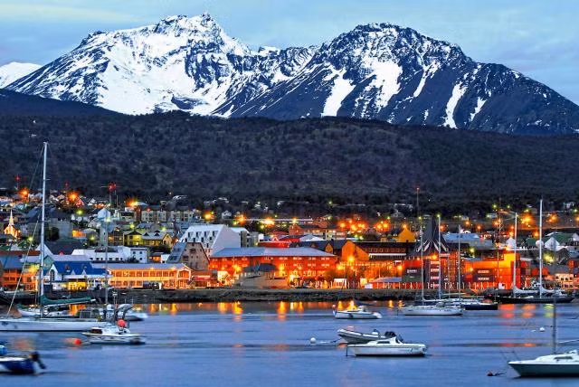 Thành phố Ushuaia của Argentina được xem là "nơi tận cùng thế giới". Khi đến đây, du khách sẽ ấn tượng trước những bãi biển tuyệt đẹp, các trải nghiệm thí vị như lặn biển, đi bộ đường dài, thưởng thức các món ăn ngon của các nhà hàng địa phương...