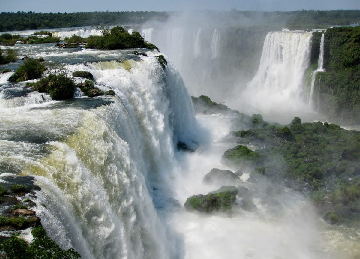 Thác nước Iguazu kỳ vĩ nằm tại biên giới Argentina và Brazil. Để chiêm ngưỡng vẻ đẹp của thác nước có chiều dài 23 km này, du khách phải đi tàu băng qua một khu rừng mưa nhiệt đới sau đó đi tiếp qua con đường mòn dài một km hay đi thuyền hoặc xuồng cao su để chiêm ngưỡng Iguazu từ dưới chân thác.
