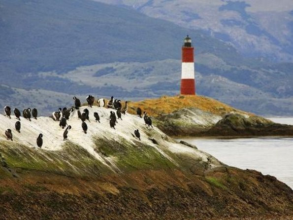 Eo biển Beagle Channel nằm trong quần đảo Tierra del Fuego của Argentina. Để khám phá eo biển này, du khách thường đi thuyền ngắm cảnh quan tuyệt đẹp mà thiên nhiên ban tặng cho Beagle Channel.