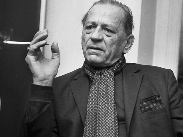 Cụ thể, vào năm 1916, Charrière mồ côi cha mẹ. Theo đó, ông được các chị gái chăm sóc, nuôi dưỡng. Sau 2 năm phục vụ trong hải quân Pháp, ông có nhiều hình xăm trên cơ thể. Trong số này có hình xăm con bướm trên ngực, tượng trưng cho tự do.