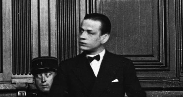 Sau khi tòa tuyên án, Charrière được đưa tới nhà tù Saint Laurent du Maroni trên hòn đảo nhiệt đới ở Guiana thuộc Pháp. Trong thời gian thụ án tù, ông đã 8 lần vượt ngục. Lần vượt ngục đầu tiên là vào ngày 29/11/1933. Khi ấy, Charrière đào thoát thành công khỏi bệnh xá ở nhà tù cùng với 2 tù nhân khác. Ba phạm nhân đi dọc theo bờ biển qua Trinidad và Curaçao để đến Colombia.