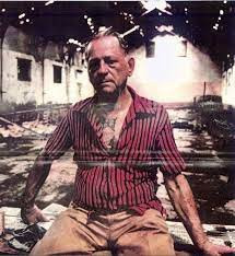 Sinh năm 1906 tại Saint-Étienne-de-Lugdarès, Pháp, Henri Charrière là văn hào nổi tiếng thế giới nhờ tác phẩm "Papillon - Người tù khổ sai" được xuất bản năm 1969. Tác phẩm này trở thành hiện tượng thời bấy giờ khi bán được 15 triệu bản. Trước khi trở thành văn hào thành công với một tác phẩm duy nhất, Charrière có cuộc đời đầy "sóng gió" khi phải đối mặt với nhiều biến cố lớn bao gồm 8 lần vượt ngục.