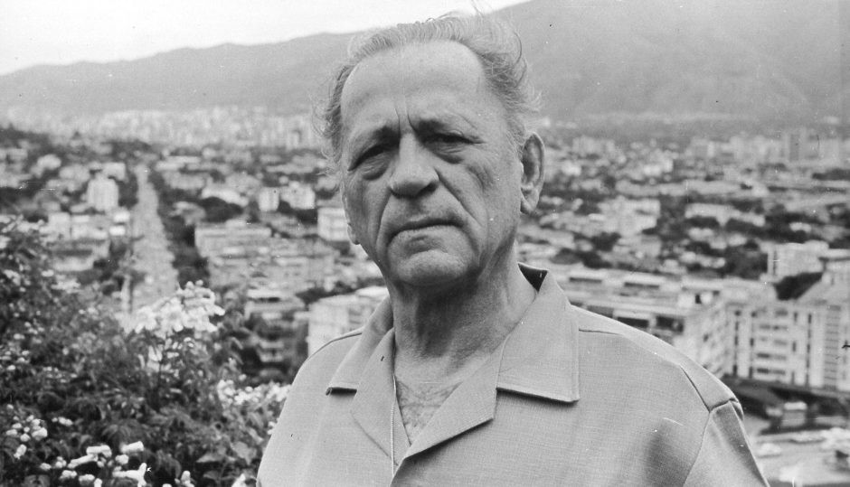 Sau khi đã có kế hoạch hoàn chính, Charrière rủ một bạn tù cùng vượt ngục. Họ đào tẩu, lênh đên trên biển 4 ngày 3 đêm trên những chiếc túi đựng đầy dừa khô. Tuy nhiên, bạn tù của Charrière chết đuối do bị sóng cuốn khi cách bờ biển Guyana hơn 200m. Charrière may mắn hơn khi đến được bờ an toàn. Theo đó, lần vượt ngục thứ 8 của ông thành công.