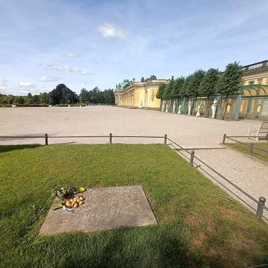 Tiếp đến, Friedrich Đại đế cho người chia sẻ những lợi ích về việc ăn khoai tây giúp thoát khỏi nạn đói cũng như cách trồng loại cây này rất dễ dàng. Thêm nữa, chi phí trồng và bảo quản khoai tây khá rẻ. Tuy nhiên, người dân không hào hứng mấy với khoai tây sau khi ăn thử vì cho rằng món ăn đó không có mùi vị. Thậm chí, chó cũng không muốn ăn.