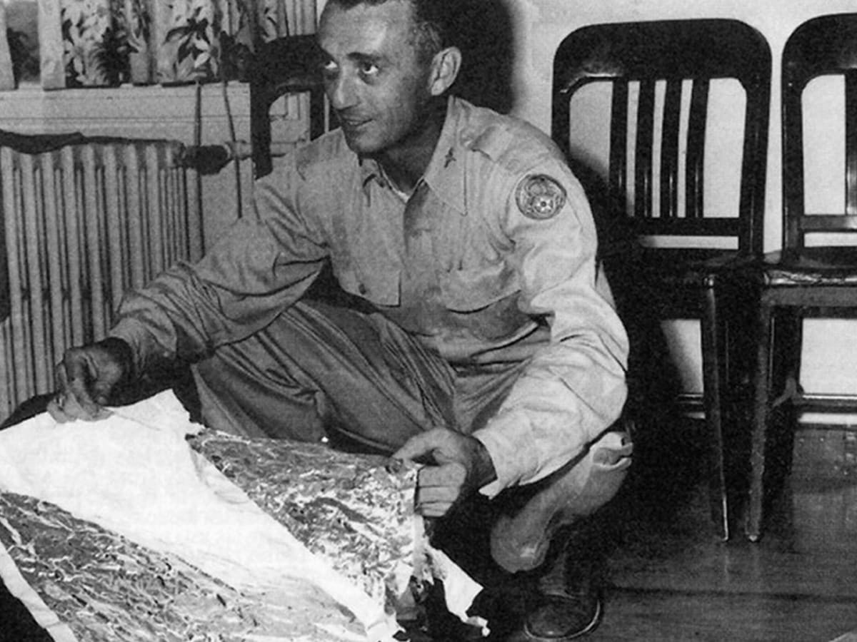 Một trong những sự cố UFO được nhiều người biết đến nhất xảy ra ở Roswell, New Mexico, Mỹ năm 1947. Khi ấy, một nông dân tên Mack Brazel đã tình cờ phát hiện những mảnh vỡ kỳ lạ trong trang trại của mình.