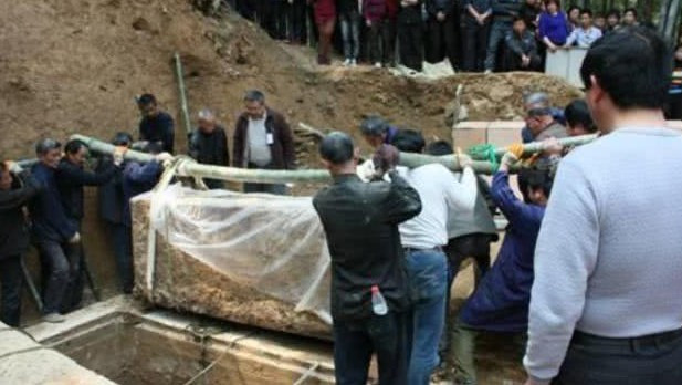 Cỗ quan tài có chiều dài khoảng 2,5m, chiều rộng và chiều cao gần 1m. Độ dày của gỗ gần 10 cm. Thêm nữa, quan tài được chạm khắc nhiều hoa văn tinh xảo.