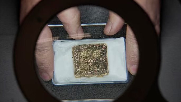 Người phụ nữ được chôn cất cùng kho báu trên khiến các chuyên gia nhận định nữ chủ nhân ngôi mộ có khả năng cao là người rất quyền lực và được mọi người tôn sùng. Bà có thể là lãnh đạo, công chúa hoặc trưởng tu viện.