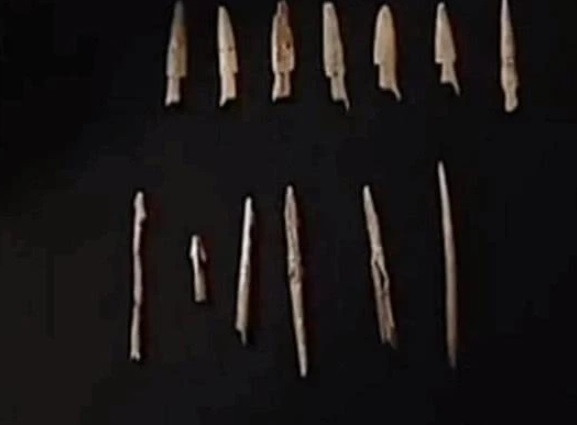 Mộ cổ này không có dấu vết từng bị những kẻ trộm mộ đào xới. Nhờ vậy, những đồ tùy táng trong mộ như đồ gốm, các công cụ bằng đá còn nguyên vẹn.