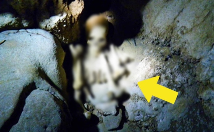 Vào năm 1995, trong quá trình xây dựng đường quốc lộ tại quận Lâm Đồng, thành phố Tây An, Trung Quốc, các công nhân bất ngờ đào được những món đồ gốm sứ, di vật cổ. Sự việc này mở đầu cho khám phá về ngôi mộ cổ chứa bộ hài cốt khoảng 7.000 tuổi "lạ".