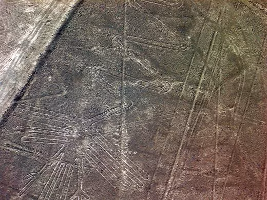 Các hình vẽ mô tả hình dáng giống con người, động vật trải dài trên diện tích hơn 400 km2 của cao nguyên Nazca.