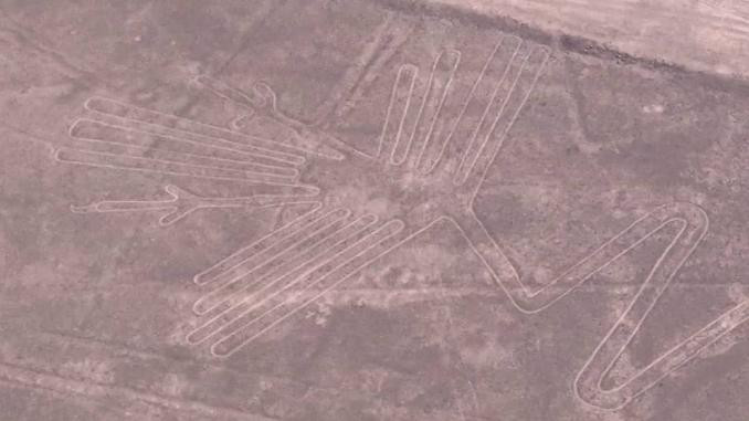 Cao nguyên Nazca ở Peru nổi tiếng thế giới là nơi có hàng trăm hình vẽ bí ẩn "đánh đố" nhân loại đi tìm lời giải. Những hình vẽ này còn được giới khoa học gọi là geoglyph.