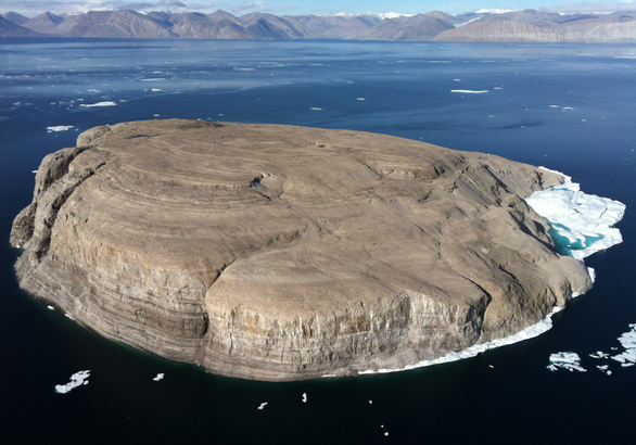 Đảo Hans nằm giữa đảo Ellesmere và Greenland. Tranh chấp tại hòn đảo chỉ rộng 1,3 km2 khi ranh giới trên biển được vẽ giữa Canada và Greenland (Greenland là một phần của Vương quốc Đan Mạch).