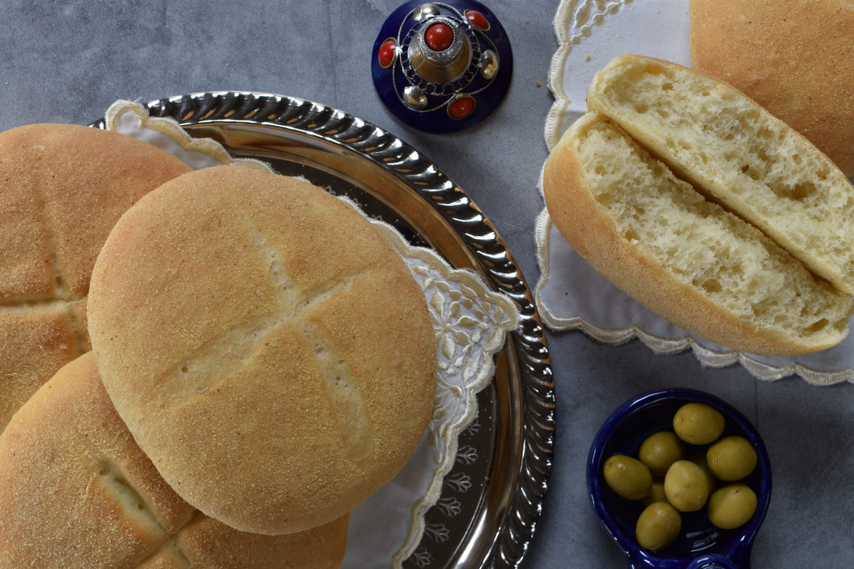 Món ăn quan trọng trong đời sống của người dân Morocco là bánh mì. Họ không bao giờ vứt bỏ bánh mì. Nếu bánh mì dư thừa thì sẽ được làm thức ăn cho gia súc hoặc tái sử dụng vào các mục đích khác như làm xà phòng, chất tẩy rửa...