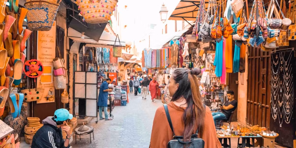 Một trong những điều ấn tượng nhất về Morocco là việc đất nước này đang "sống trước" thế giới 950 năm. Điều này xuất phát từ việc người dân Morocco không chỉ sử dụng lịch Gregorius - loại lịch mà các nước trên thế giới đang dùng hiện nay (còn gọi là Tây lịch, Công lịch, đặt theo tên Giáo hoàng Gregory XIII, người giới thiệu nó vào năm 1582) mà còn dùng lịch Berber.