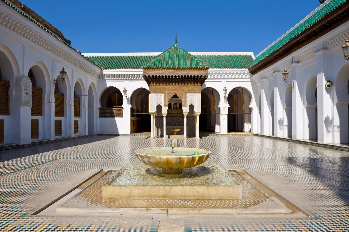 Ngoài điều trên, Morocco còn gây ấn tượng với nhiều sự thật thú vị khác. Trong số này có việc quốc này có trường đại học lâu đời nhất thế giới. Đó là đại học Al Quaraouiyine ở Fez được thành lập năm 859.