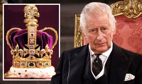 Vương miện Hoàng gia nạm hơn 2.000 viên kim cương, được chế tạo năm 1937 cho lễ đăng quang của Vua George VI - tức ông ngoại của Vua Charles III.