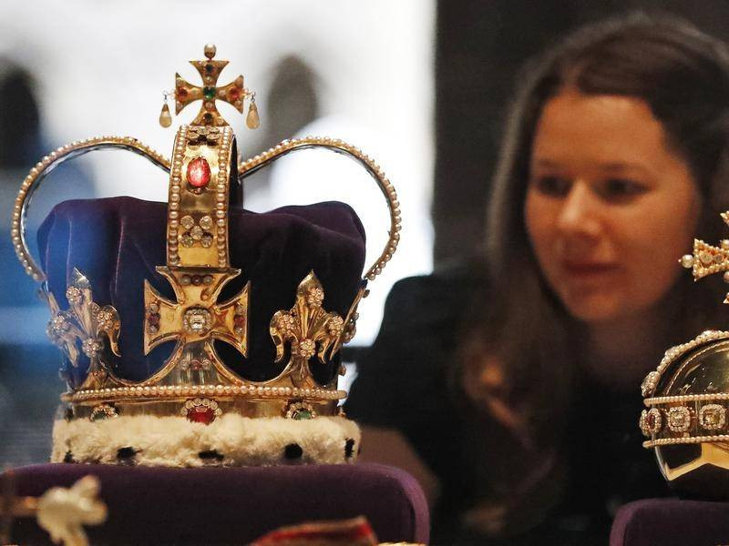 Vua Charles III sẽ đội vương miện St Edward vào thời điểm đăng quang. Khi rời Tu viện Wesminster, ông hoàng nước Anh sẽ đội Vương miện Hoàng gia có trọng lượng nhẹ hơn và thường được sử dụng trong các dịp như khai mạc quốc hội.