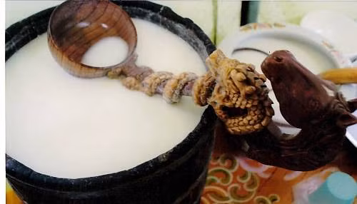 Airag được người Mông Cổ tạo ra bằng cách lên men sữa lấy từ những con ngựa đi cùng đội kỵ binh. Loại đồ uống này vừa có giá trị dinh dưỡng cao vừa có 2% cồn.