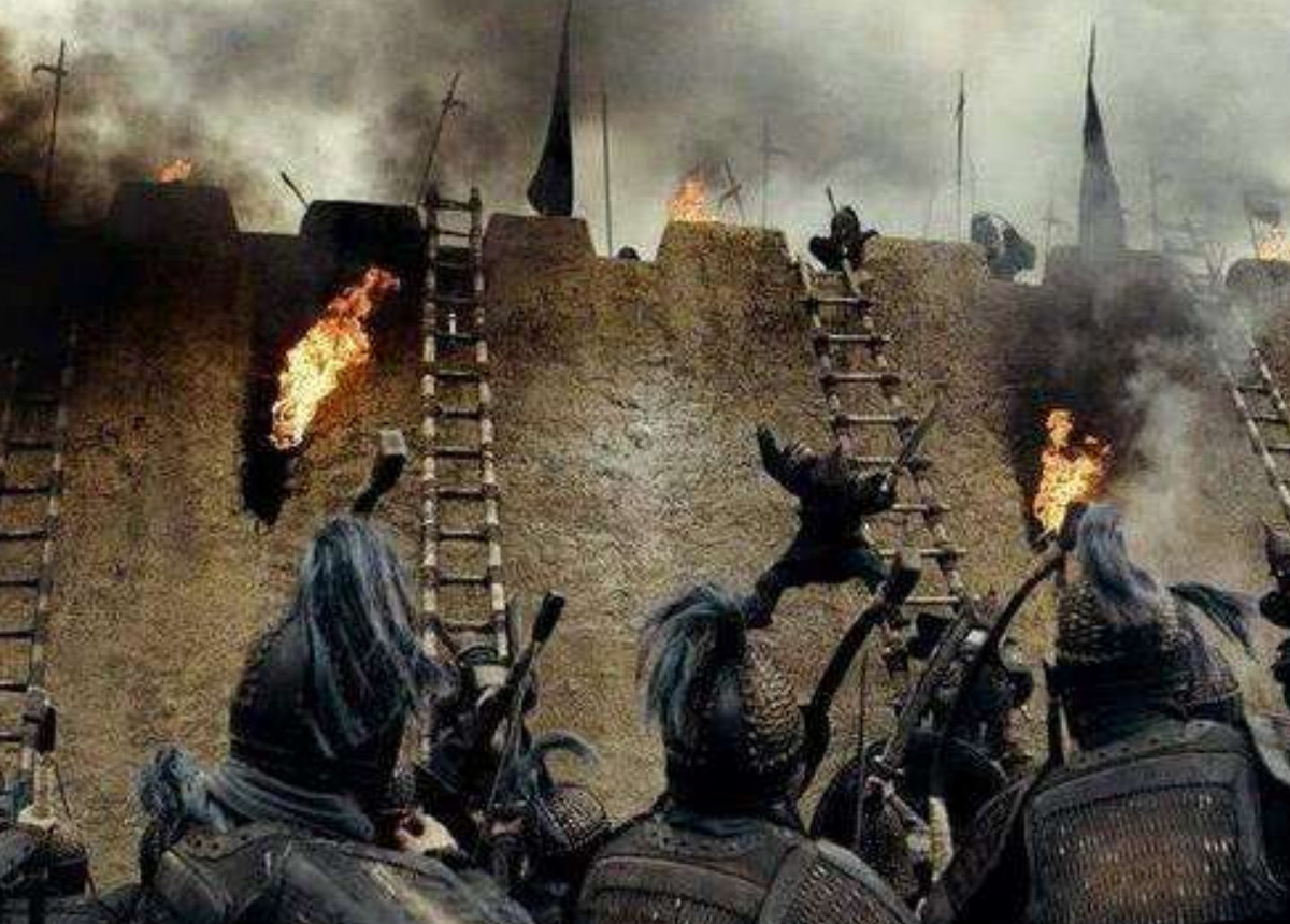 Thế nhưng, khi đang ở đỉnh cao danh vọng, Viên Sùng Hoán trúng kế ly gián của gian thần khiến hoàng đế Sùng Trinh tin rằng ông thông đồng với địch, có mưu đồ tạo phản. Hoàng Thái Cực - con trai Nỗ Nhĩ Cáp Xích được cho đã cho lan truyền những thông tin trên khiến vua nhà Minh càng nghi ngờ Viên Sùng Hoán không trung thành với nhà Minh.