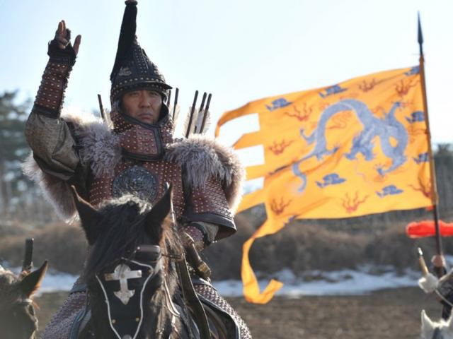 Theo các nhà nghiên cứu, cái chết oan khuất của Viên Sùng Hoán khiến các tướng sĩ vùng biên cương và nhiều người dân thương xót. Trong số này có một thị vệ thân cận họ Xà của Viên Sùng Hoán. Người này ông màng nguy hiểm tới tính mạng mà nửa đêm trộm di hài của Viên Sùng Hoán về để chôn cất trong vườn nhà.