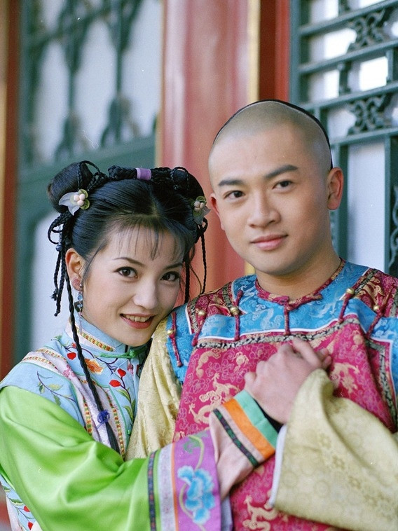 Tuy nhiên, Ái Tân Giác La Vĩnh Kỳ dường như không có tình cảm mặn nồng với người vợ cả này. Thay vào đó, ông yêu thương 2 tiểu thiếp sau hơn. Trong đó, một người được ông yêu chiều là Tác Xước La thị - con gái của Tả đô Ngự sử Quan Bảo. Ông từng đỗ Tiến sĩ dưới thời Càn Long đế và làm quan tới chức Lễ bộ Thượng thư.