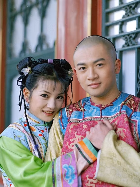 Tuy nhiên, Ái Tân Giác La Vĩnh Kỳ dường như không có tình cảm mặn nồng với người vợ cả này. Thay vào đó, ông yêu thương 2 tiểu thiếp sau hơn. Trong đó, một người được ông yêu chiều là Tác Xước La thị - con gái của Tả đô Ngự sử Quan Bảo. Ông từng đỗ Tiến sĩ dưới thời Càn Long đế và làm quan tới chức Lễ bộ Thượng thư.