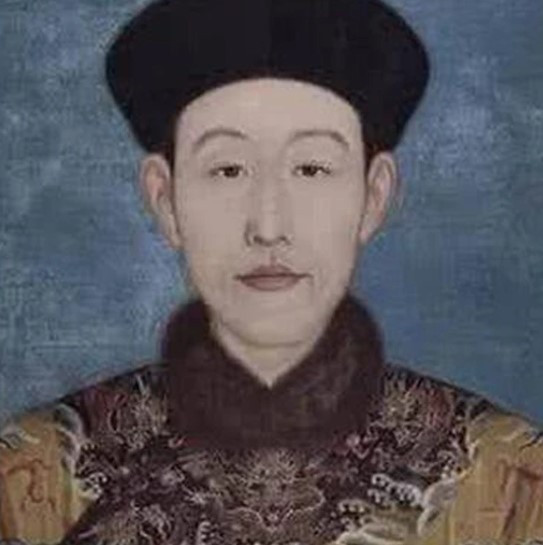 Cụ thể, sử sách ghi chép Ái Tân Giác La Vĩnh Kỳ có 3 thê thiếp, có 6 con trai và 1 con gái. Vào tháng 4 năm Càn Long thứ 22, vua Càn Long gả cháu gái của đại thần quân cơ Ngạc Nhĩ Thái thuộc họ Tây Lâm Giác La thị cho Ngũ a ca Vĩnh Kỳ làm Đích Phúc tấn.