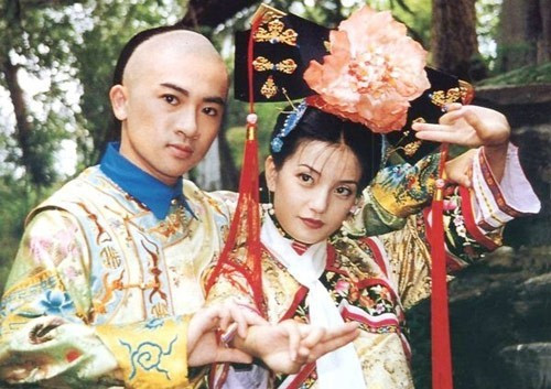 Bộ phim "Hoàn Châu Cách Cách" được nhiều khán giả Trung Quốc, Việt Nam và nhiều nước biết đến. Trong số các nhân vật, Ái Tân Giác La Vĩnh Kỳ được chú ý nhiều với chuyện tình đẹp với Tiểu Yến Tử. Trong phim, người con trai thứ 5 của vua Càn Long được mô tả là thông minh, đẹp trai. Thế nhưng, tác phẩm này không đề cập đến hậu nhân của Ngũ a ca.