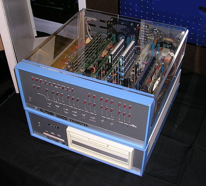 MITS Altair 8800 được đưa ra thị trường với giá 397 USD, sử dụng chip Intel 8080, bộ nhớ RAM 256 bytes. Đầu tiên, người dùng cần lập trình cho nó bằng cách gạt ngắt mở các mạch điện. Về sau đó Bill Gates và Paul Allen thành lập một công ty mang tên Microsoft và đưa ra phiên bản đầu tiên của ngôn ngữ lập trình BASIC và hoạt động trên hệ thống này.