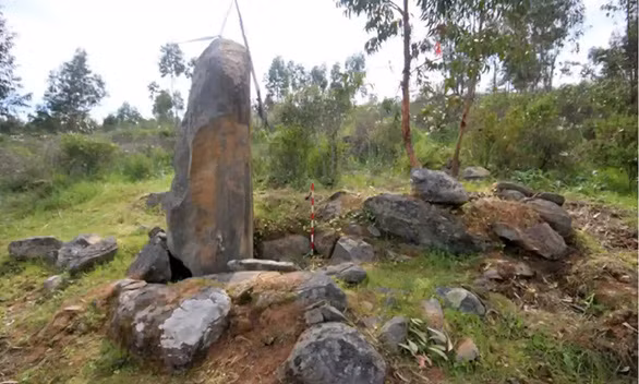 Tháng 8/2022, các nhà khảo cổ thông báo đã phát hiện một quần thể hơn 500 tảng đá đứng tại vùng đất La Torre-La Janera rộng khoảng 600ha ở Huelva, tỉnh cực nam tại biên giới Tây Ban Nha giáp với Bồ Đào Nha, gần sông Guadiana. Đây có thể là một trong những quần thể đá lớn nhất tại châu Âu.