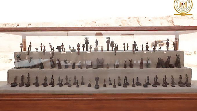 Khám phá khảo cổ mới nhất tại Saqqara trong những tháng đầu năm 2022 đánh dấu lần đầu tiên các bức tượng đồng từ thời Hậu Nguyên Ai Cập, có niên đại từ thế kỷ thứ 5 trước Công nguyên, được phát hiện tại nghĩa địa rộng lớn của kinh đô Memphi. Saqqara là nơi có hơn 10 kim tự tháp, khu chôn cất động vật và các tu viện Chính thống giáo Copt cổ đại. Địa điểm này đã được UNESCO công nhận là Di sản Thế giới vào năm 1979.