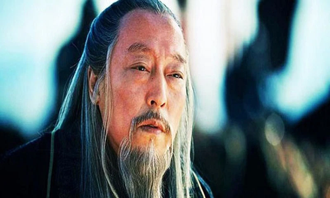 Nhân vật thứ hai khiến Tư Mã Ý phải sống trong lo sợ là Tào Phi - con trai và là người thừa kế di sản của Tào Tháo. Lúc còn sống, Tào Phi rất trọng dụng Tư Mã Ý nhưng đồng thời tin lời cha nên áp chế gia tộc Tư Mã nhằm khiến nhân tài này không dám có ý định làm phản.