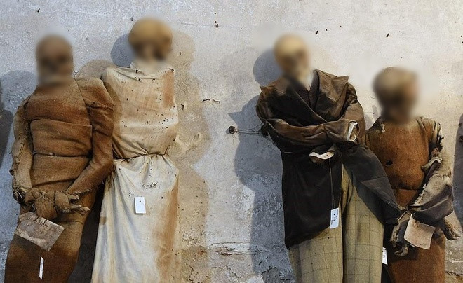 Thông qua trang phục, phụ kiện, du khách có thể biết được một số thôn tin về cuộc sống trước khi chết của những người yên nghỉ tại tu viện Capuchin.