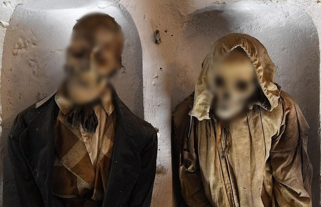 Do vậy, ngoài xác ướp các tu sĩ, bên trong tu viện Capuchin có nhiều thi hài của nam giới, phụ nữ ở nhiều độ tuổi khác nhau được ướp xác cẩn thận.