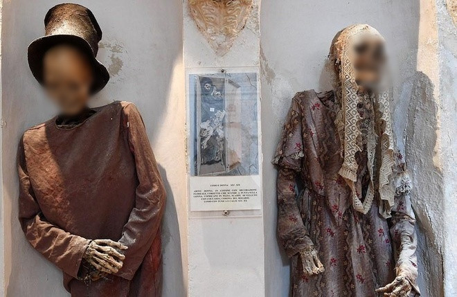 Những người dân yên nghỉ tại tu viện Capuchin đều xuất thân từ tầng lớp giàu có, quyền lực thì mới có đủ điều kiện để ướp xác. Thêm nữa, người thân trong gia đình phải trả tiền cho tu viện để bảo quản thi hài.