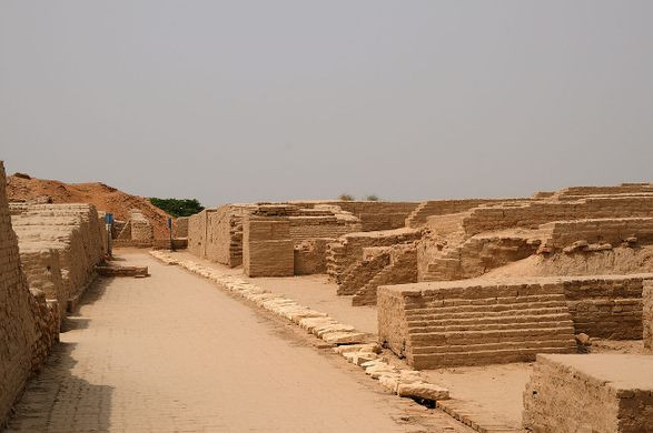 Theo các chuyên gia, trong khoảng thời gian từ năm 1900 trước Công nguyên - 1600 trước Công nguyên, nền văn minh Mohenjo Daro đang phát triển rực rỡ đột ngột sụp đổ hoàn toàn. Vào năm 1992, họ đã tìm thấy chứng cứ của rất nhiều vụ nổ mạnh xảy ra ở khu vực này.