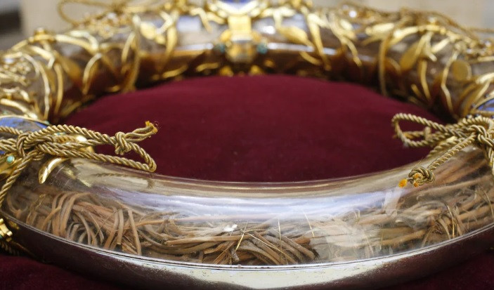 Sau một thời gian Mão gai rơi vào tay Đế Quốc Byzantine, Vua Louis IX của Pháp đã lấy được thánh tích này và đưa về nước vào năm 1238.