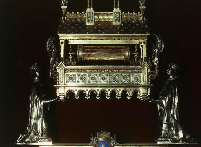 Một mẩu gỗ của Cây Thập giá Đích thực được lưu giữ tại nhà thờ Đức Bà Paris được cho là lấy từ cây thánh giá mà Chúa Jesus đã phải chịu khổ hình trước khi lìa thế.