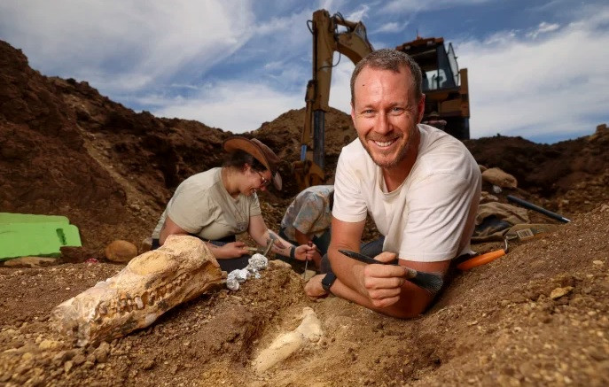 Đây là một chi "thằn lằn đầu rắn". Theo các chuyên gia, loài này có chiếc cổ dài như cổ rắn, phần đầu có hình dáng khá "dị" với mõm dài và hàm răng sắc nhọn. Với thân của khủng long, quái vật này thay vì có 4 chân thì chúng có 4 vây lớn và khỏe. Chiều dài cơ thể của nó lên tới 10m.
