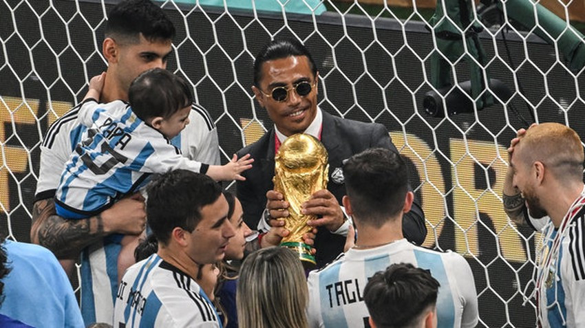 "Thánh rắc muối" Salt Bae chụp ảnh với cúp vàng World Cup cứ như thuyền trưởng Scaloni của Argentina vậy. Ảnh: S.E.