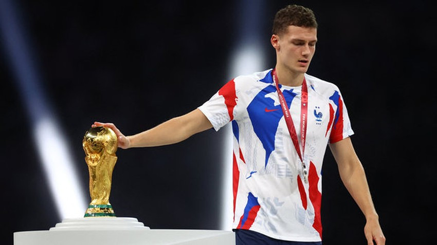 Benjamin Pavard của Pháp...sờ chiếc cúp vàng khi lên nhận HCB World Cup 2022. Ảnh: S.E.