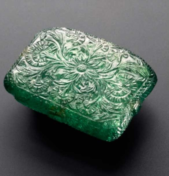 Theo đo đạc, ngọc lục bảo Mughal có kích thước 5,2 cm x 4 cm x 4 cm và nặng 217,80 carat (tương đương khoảng 43,56 gram).