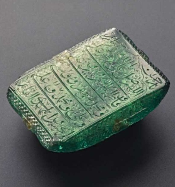 Ngọc lục bảo Mughal là viên ngọc lục bảo chạm khắc duy nhất từ thời Mughal cổ điển được tìm thấy cho đến nay. Nó được xem là biểu tượng của đế quốc Mughal.