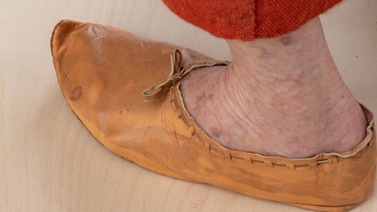 Mặc dù không có ghi chép nào về bà Tora nhưng các nhà khảo cổ học xâu chuỗi câu chuyện về cuộc đời bà dựa trên manh mối từ hài cốt và nơi tìm thấy bộ hài cốt. Sau khi qua đời, bà Tora được chôn cất ở sân nhà thờ gần đường phố - nơi thương nhân sinh sống. Điều này cho thấy bà Tora có thể sống trong một gia đình buôn bán.