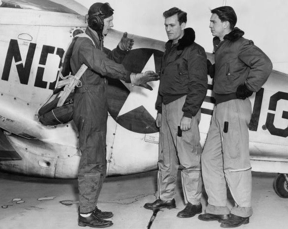 Một cuộc "không chiến" giữa phi công Mỹ với UFO của người ngoài hành tinh được cho là đã xảy ra vào ngày 1/10/1948. Khi ấy, Trung úy George F. Gorman (trái ảnh) có một cuộc chạm trán kỳ lạ và bí ẩn với một vật thể lạ trên bầu trời Fargo, Bắc Dakota , Mỹ.