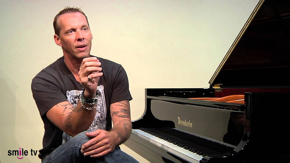 Không những vậy, anh Derek còn bắt đầu sáng tác nhạc cho đàn piano. Đến nay, các nhà khoa học vẫn chưa thể giải thích trường hợp người thường bỗng trở thành thiên tài một lĩnh vực sau khi gặp tai nạn như thế nào.