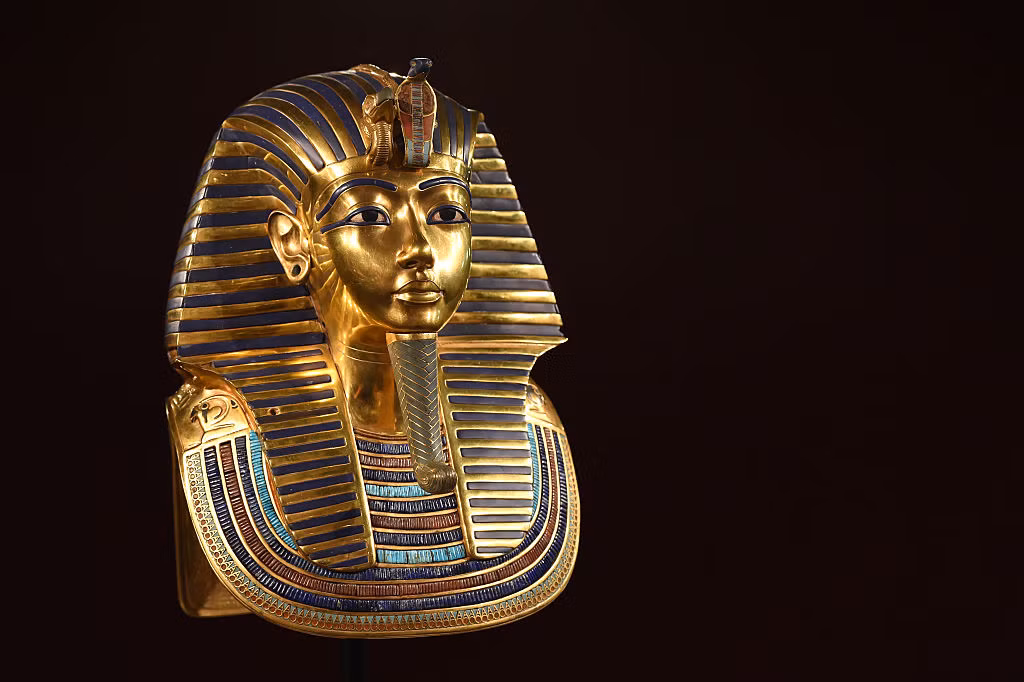 Cụ thể, các chuyên gia tìm thấy 2 cỗ quan tài nhỏ trong một hòm gỗ ở lăng mộ của pharaoh Tutankhamun. Khi mở nắp quan tài, họ phát hiện bên trong là 2 bào thai bé gái.